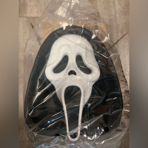 Scream Ghost Face Movie Popcorn Bucket from Cinemark - Picture 3 of 6